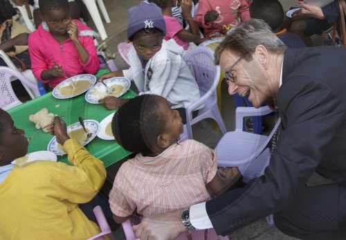 Westerwelle besucht AIDS-Projekt in Mosambik