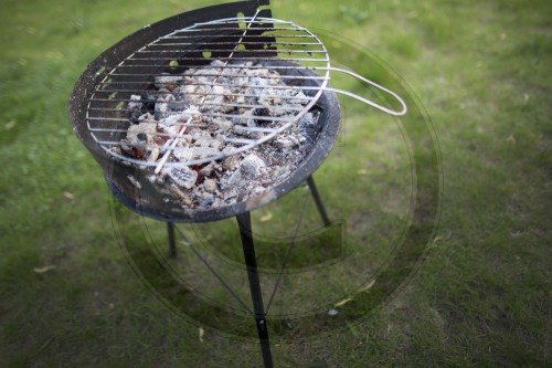 Grill mit Holzkohle