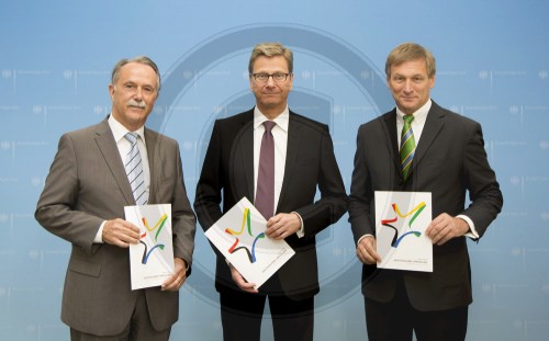 Bundesaussenminister Guido Westerwelle, Stefan Zoller, BDI und Klaus Dieter Lehmann, Berlin, 07.05.2013.