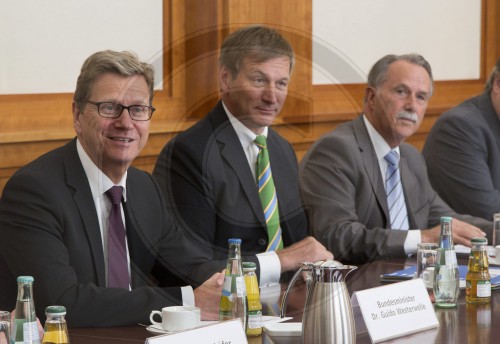 Bundesaussenminister Guido Westerwelle, Stefan Zoller, BDI und Klaus Dieter Lehmann, Berlin, 07.05.2013.