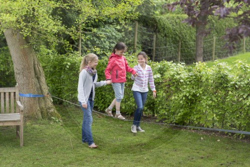 Maedchen auf einer Slackline