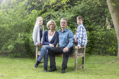 Familie beim spielen und bei der Hausarbeit