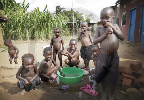 Kinder waschen sich im Dorf Kabunyata