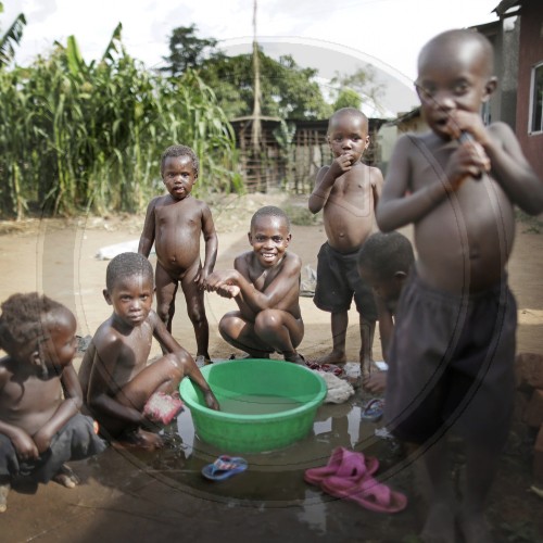 Kinder waschen sich im Dorf Kabunyata