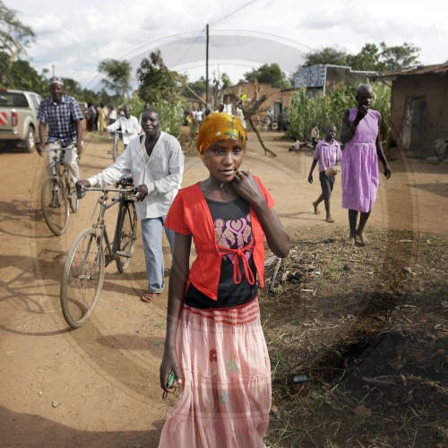 Junge Frau im Dorf Kabunyata