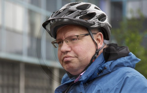 Peter Altmaier mit Fahrradhelm