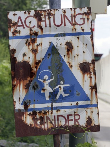 Schild spielende Kinder