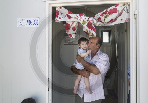 Eine syrische Familie in einem Fluechtlingslager an der tuerkisch-syrischen Grenze bei Nizip