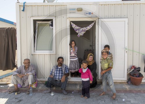 Eine syrische Familie in einem Fluechtlingslager an der tuerkisch-syrischen Grenze bei Nizip