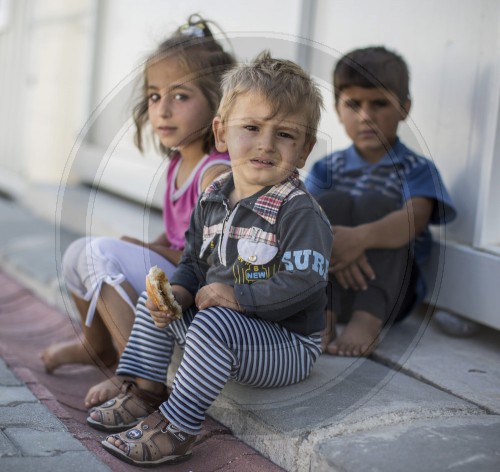 Syrische Kinder in einem Fluechtlingslager an der tuerkisch-syrischen Grenze bei Nizip