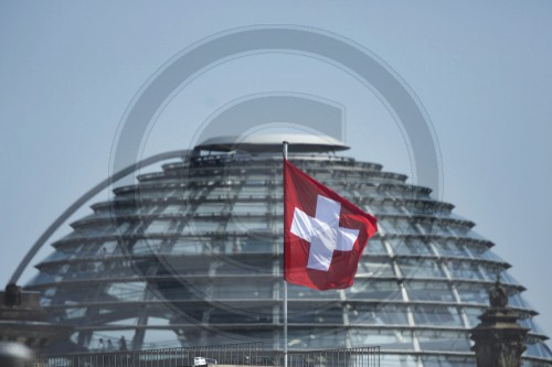 Reichtagskuppel mit Schweizer Flagge