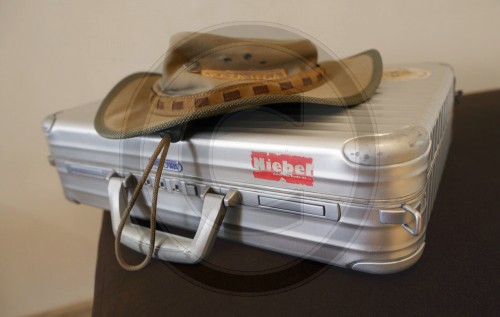 Hut und Koffer von Dirk Niebel
