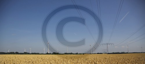 Windraeder und Stromleitung