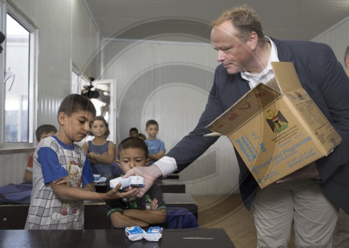Dirk Niebel in einem syrischen Fluechtlingslager im Irak