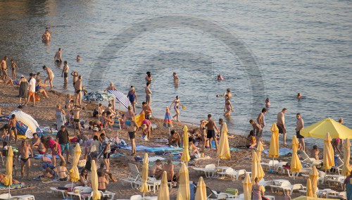 Touristen am Strand in Montenegro
