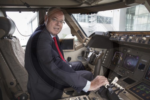 Peer Steinbrueck im Cockpit einer Boeing 747-8