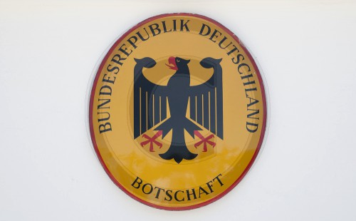 Schild der Deutschen Botschaft in Tunis