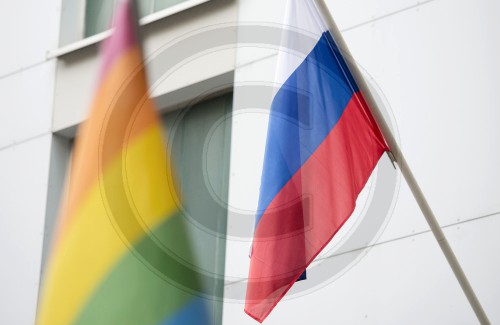 Russische Flagge vor Regenbogen-Flagge