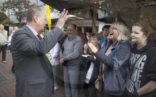 Steinbrueck besucht ein Sommerfest