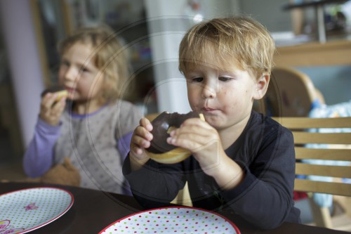 Kinder essen suesses Gebaeck
