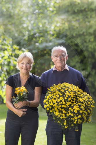 Rentnerpaar mit Chrysanthemen