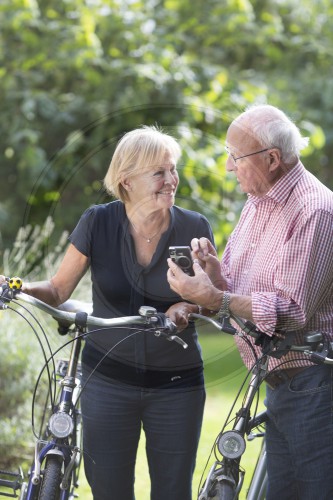Rentnerpaar mit Fahrraedern