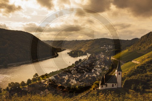 Mosel in der Hoehe von Hatzenport,