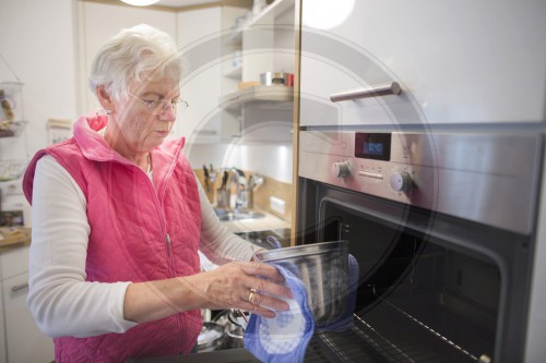 Seniorin bei der Hausarbeit