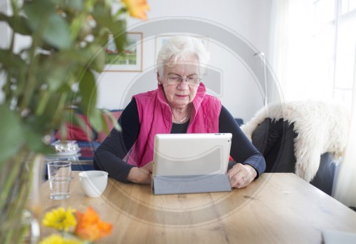 Seniorin mit einem Tabletrechner