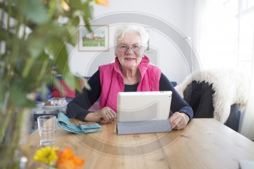 Seniorin mit einem Tabletrechner