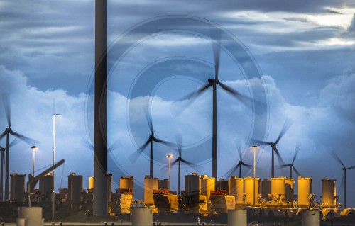 Bauelemente fuer Windkraftanlagen der Firma Areva vor Windraedern im Hafen von Eemshaven