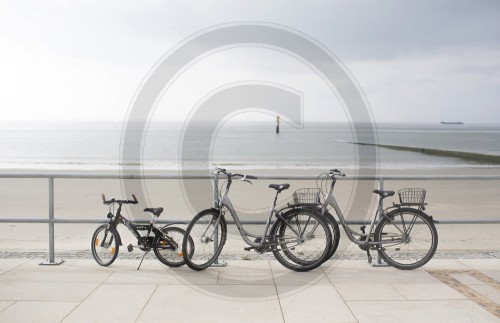Drei Fahrraeder an der Promenade auf Borkum