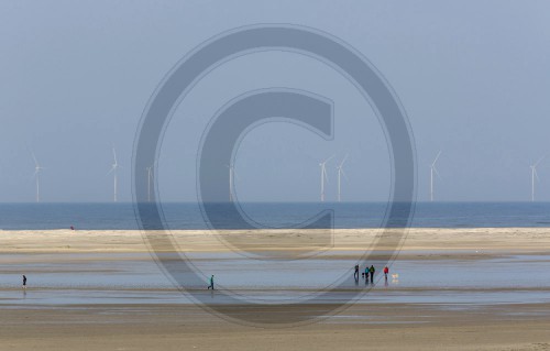 Menschen am Strand vor der Offshore Windanlage Riffgat vor Borkum