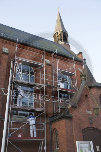 Renovierungsarbeiten an einer katholischen Kirche