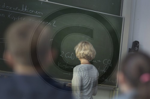 Lehrerin schreibt an die Tafel