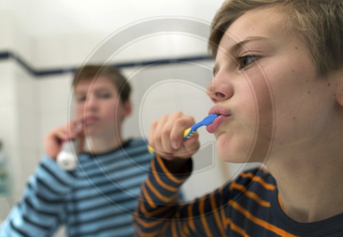 Kinder beim Zaehneputzen