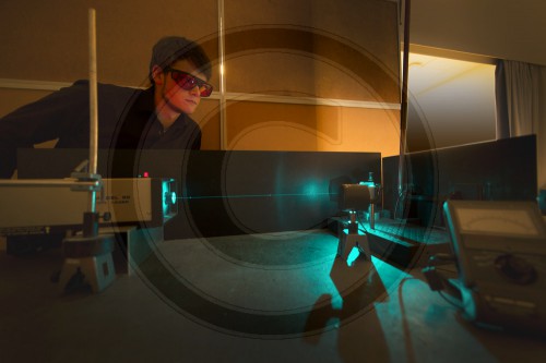 Forscher mit Laserschutzbrille