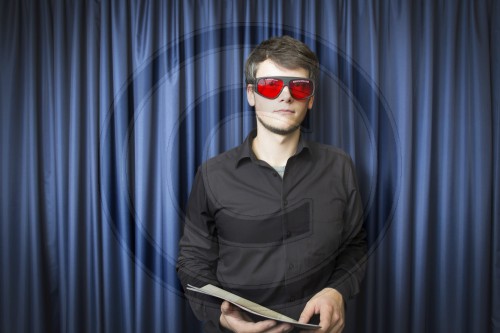 Forscher mit Laserschutzbrille