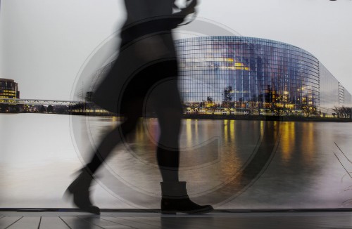 Besucherin vor dem Bild des Europaparlaments in Strassburg