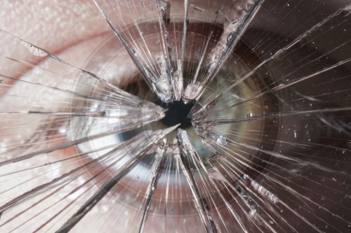 Auge hinter kaputtem Glas