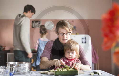 Junge Familie kocht gesundes Essen