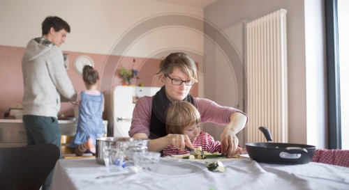 Junge Familie kocht gesundes Essen