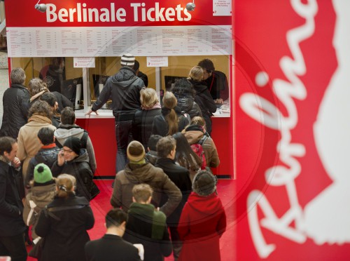 Anstehen fuer Tickets der Berlinale