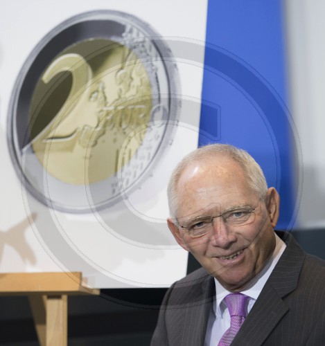 Wolfgang Schaeuble vor Euro-Muenze