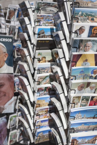 Postkarten vom Papst im Staender