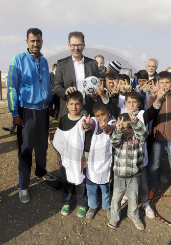 Mueller besucht Fluechtlingslager in Jordanien