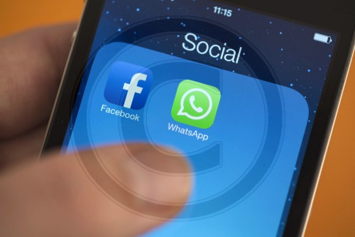 Facebook neben WhatsApp logo auf iPhone von einer Hand gehalten