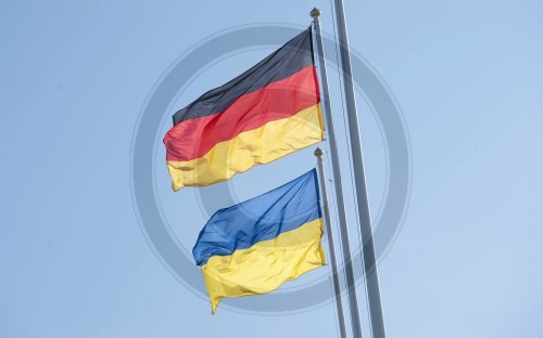 Flaggen von Deutschland und der Ukraine