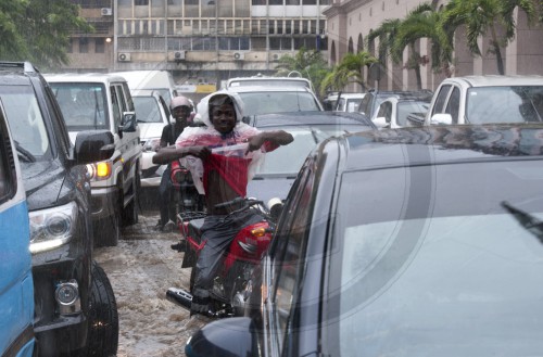 Regen faellt in Luanda