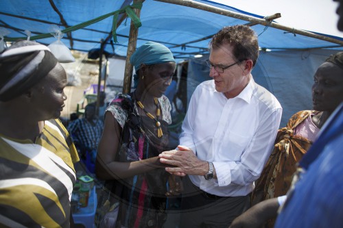 Mueller besucht Fluechtlingscamp in Suedsudan